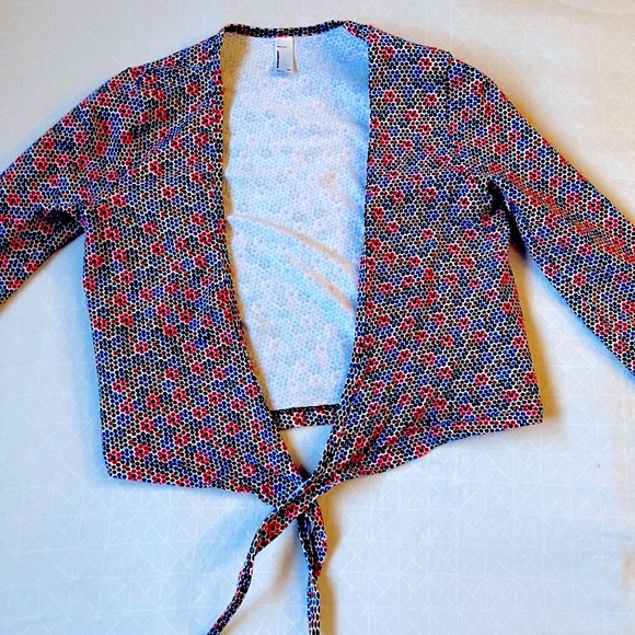 American Apparel 3/4 sleeve wrap around tie front cropped shirt - Picture 6 of 8